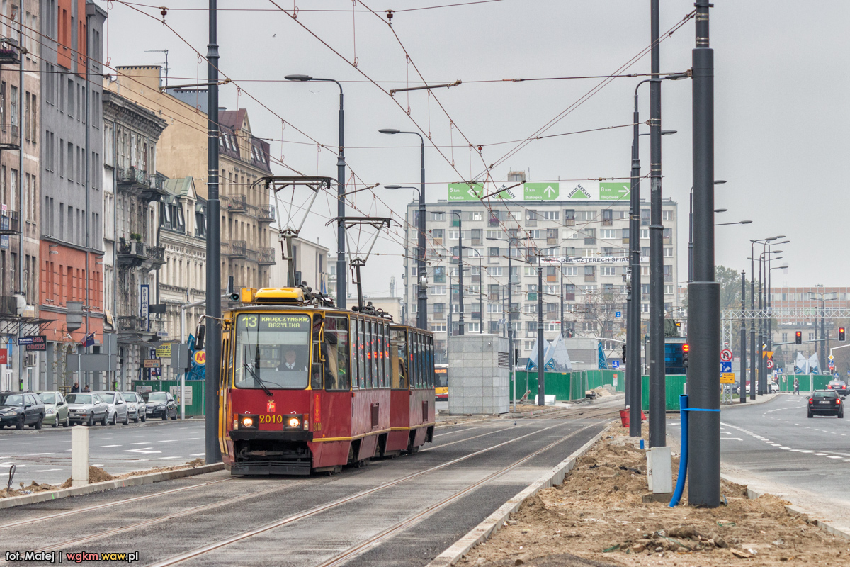 2010+2011
Targowa ĹwieĹźo po otwarciu. SkĹad zaĹ chyba byĹ jednym z czÄĹciej fotografowanych w 2014 roku, ze wzglÄdu na stare oprawki ĹwiateĹ.
