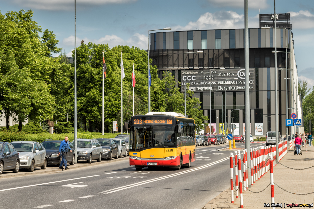 9238
W tle najpopularniejsza w ostatnich dniach ĹwiÄtynia konsumpcjonizmu w Warszawie.
Znaczek metra na wyĹwietlaczu strasznie mi przypomina ikonkÄ od Gmaila. TeĹź macie takie skojarzenie?
Słowa kluczowe: Architektura