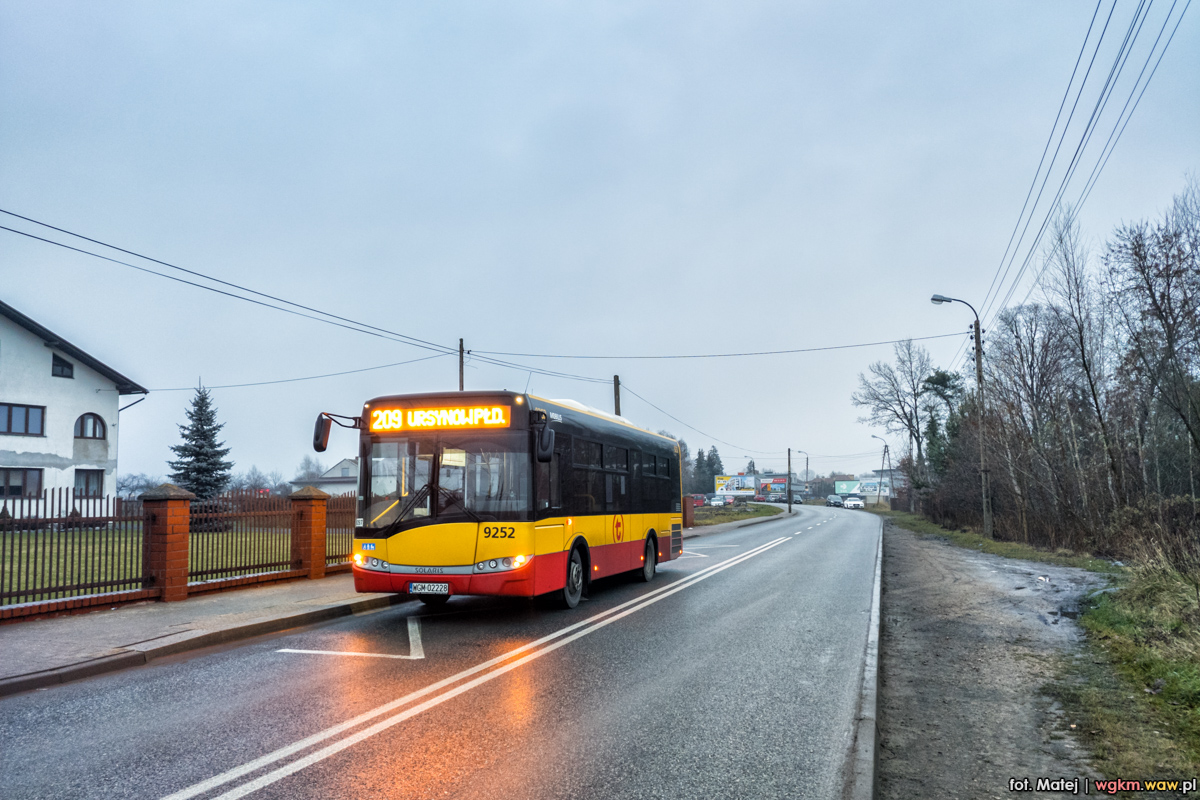 9252
Tymczasowy kraniec KĂłrnicka dla linii 209, ktĂłry funkcjonowaĹ przez tydzieĹ w poĹowie grudnia. W godzinach szczytu brygady miaĹy tu prawie po 30 minut postoju.

