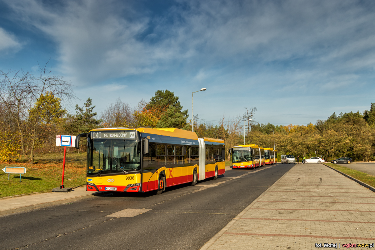 9938
3 listopada, w obsĹudze linii C40 swĂłj udziaĹ miaĹa Arriva (w postaci 4 brygad). ZakĹadana, 5-minutowa czÄstotliwoĹÄ okazaĹa siÄ fikcjÄ w obliczu gigantycznych korkĂłw, ktĂłre powodowaĹy opĂłĹşnienia rzÄdu 30-40 minut. SwojÄ cegieĹkÄ do opĂłĹşnieĹ dokĹadaĹa takĹźe fatalna obsĹuga parkingĂłw (osoby pobierajÄce opĹaty blokowaĹy caĹe wjazdy na kilka minut), zwĹaszcza przy Bramie PoĹudniowej.
Słowa kluczowe: WĹ2019