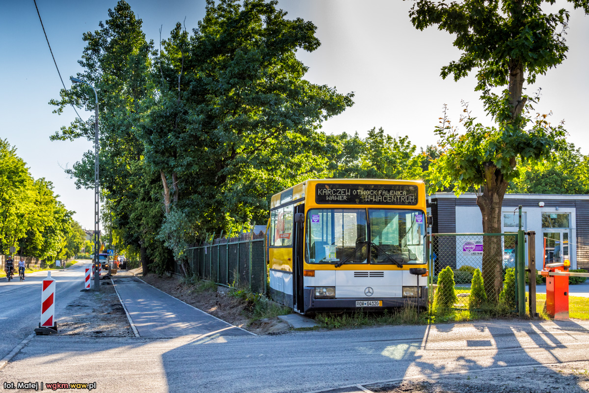 Poczekalnia
W Karczewie koĹo bazy MiniBusa pojawiĹa siÄ taka poczekalnia. MoĹźna sobie wejĹÄ do Ĺrodka, posiedzieÄ, znajduje siÄ takĹźe (na szybie) rozkĹad jazdy. Ciekawa inicjatywa :)

