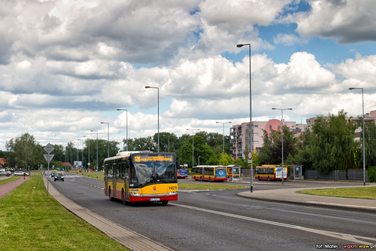1429
W tle widaÄ starÄ pÄtlÄ Nowodwory, ktĂłra w stosunku do obecnej byĹa nieco wiÄksza (dodatkowy pas na lewym peronie oraz dodatkowy przystanek, przy ktĂłrym na zdjÄciu stoi Scania - l. 516).

