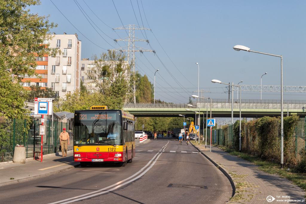 1312
Tak oto prezentuje siÄ nowa linia - 221, ktĂłre kursuje od Dworca GdaĹskiego do PowÄzek.
Słowa kluczowe: NM223