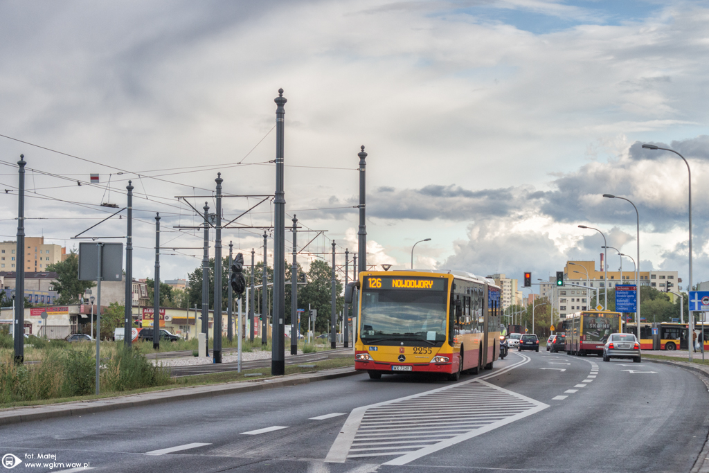 2255
Bardzo egzotyczny widok jak na Nowodwory. Wczoraj pojawiĹ siÄ przegubowy Solbus. 
Słowa kluczowe: DziwadĹo