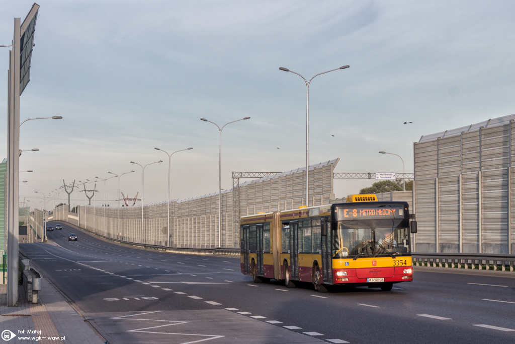 3354
E-8 od jakiegoĹ czasu kursuje dwukierunkowo i w obydwu szczytach komunikacyjnych. Na tÄ liniÄ idealnie sprawdzajÄ siÄ szybkie MANy z ITSu lub z R-4. Tymczasem Ĺpieszmy siÄ je kochaÄ - niedĹugo nas opuszczÄ tak jak Neoplany.
