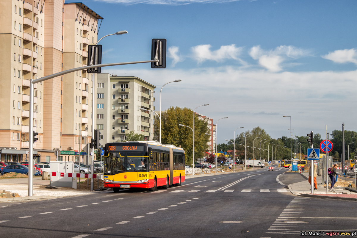 8365
TroszkÄ okolica siÄ zmieniĹa przez budowÄ tramwaju. Rondo zastÄpiĹo zwykĹe skrzyĹźowanie, na ktĂłrym pojawi siÄ sygnalizacja Ĺwietlna.
