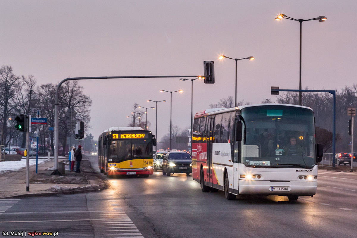 WL 41584
Na pierwszym planie: Neoplan N316 Ă z roku 2000, pojazd naleĹźy do firmy Przewozy Autokarowe "Translud" Jan DomosĹawski.

