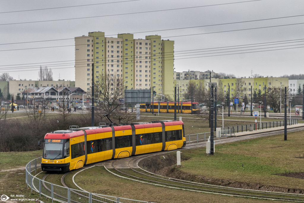 3287
PÄtla Tarchomin KoĹcielny jest o tyle ciekawa, Ĺźe znajduje siÄ na Nowodworach, ktĂłrych granicÄ jest ulica Mehoffera. JuĹź niedĹugo, czyli za jakiĹ rok tramwaje pojadÄ dalej - mniej wiÄcej do skrzyĹźowania ulicy Ĺwiatowida ze StrumykowÄ.
