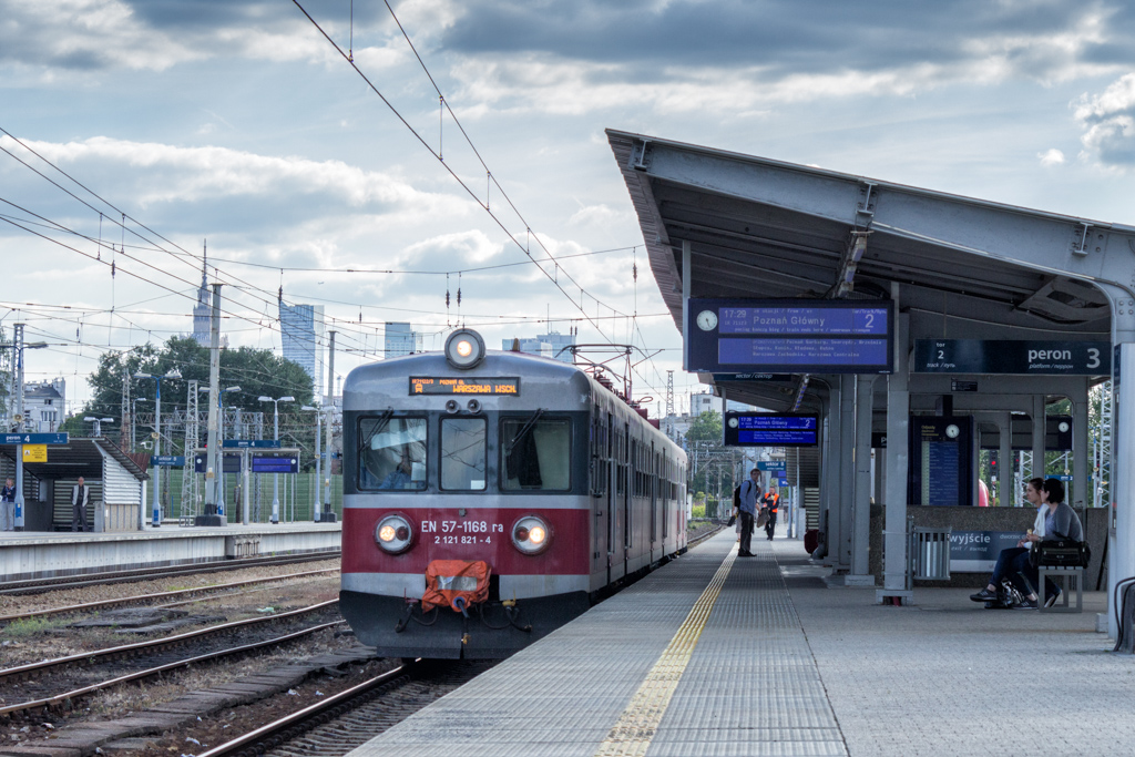 EN57-1168
Ostatnie dni InterRegio to takĹźe ostatnie dni kibli PRowskich w Warszawie. Do tej pory kursujÄ na iR Warta, jadÄcym z Poznania do Warszawy.
Słowa kluczowe: Skyline