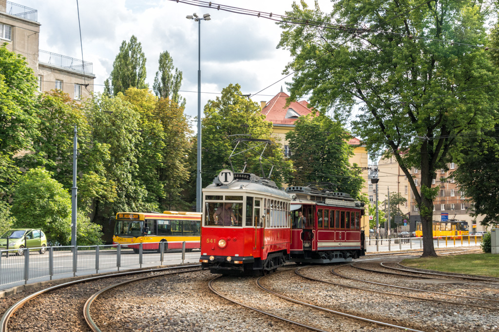541
Zjazd z wystawy, ktĂłra odbyĹa siÄ w sobotÄ na Placu Narutowicza.
Słowa kluczowe: 20sezonTetki