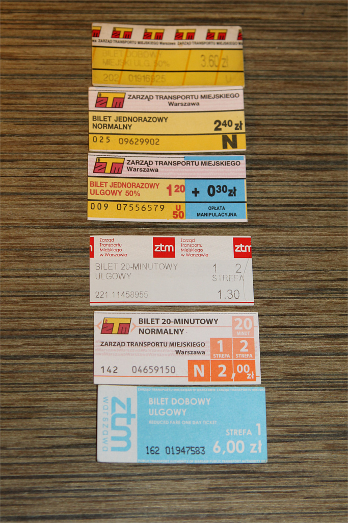 Ewolucja biletĂłw
Od gĂłry:

Bilet ulgowy 50% dobowy (3.60 zĹ) - 2004r.
Bilet jednorazowy normalny (2.40 zĹ) - 2006r.
Bilet jednorazowy ulgowy 50 % + opĹata manipulacyjna (jak kupowaĹo siÄ u kierowcy) (1.20 zĹ + 0.30 zĹ) - 2007r.
Bilet 20-minutowy ulgowy (1.20 zĹ) -> Wtedy wprowadzono pojÄcie stref, jak i biletĂłw minutowych. Na samym poczÄtku, po czerwcowej reformie biletowej w 2008r. byĹy tylko takie bilety, te z kafelkami byĹy bardzo trudne do zdobycia. Ten akurat jest juĹź z pĂłĹşniejszej podwyĹźki, bo na poczÄtku kosztowaĹy one zĹotĂłwkÄ.
Bilet 20-minutowy normalny (2.00 zĹ) - 2008r.
Bilet dobowy ulgowy (6.00 zĹ)
