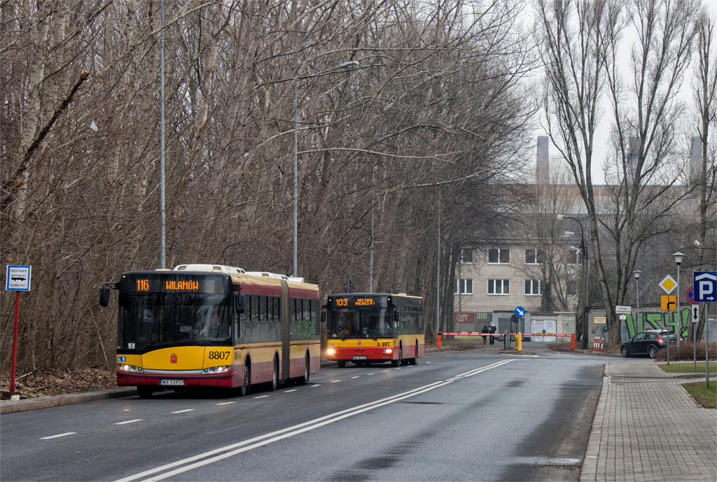 8807
Linia 116 w zwiÄzku z XXXII Biegiem o Puchar ChomiczĂłwki i X Bieg o Puchar Bielan kraĹcowaĹa obok pÄtli Metro MĹociny.
Słowa kluczowe: Objazd
