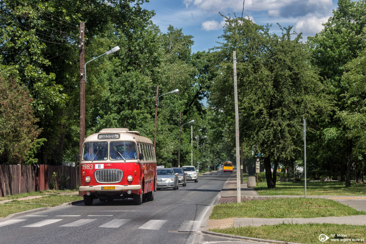 1983
Dzisiaj na linii B, ĹÄczÄcej Nowodwory z Parkiem Henrykowskim kursowaĹy dwa ogĂłry - miejski i PKSowy.
Słowa kluczowe: 272MEX