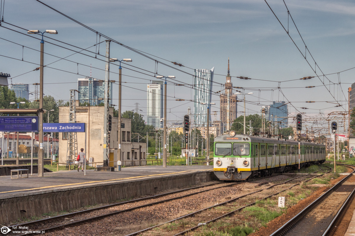 EN57-1900
Bardzo ciekawa relacja -> Warszawa RembertĂłw - Warszawa Zachodnia. Muchy gwarantowane.
