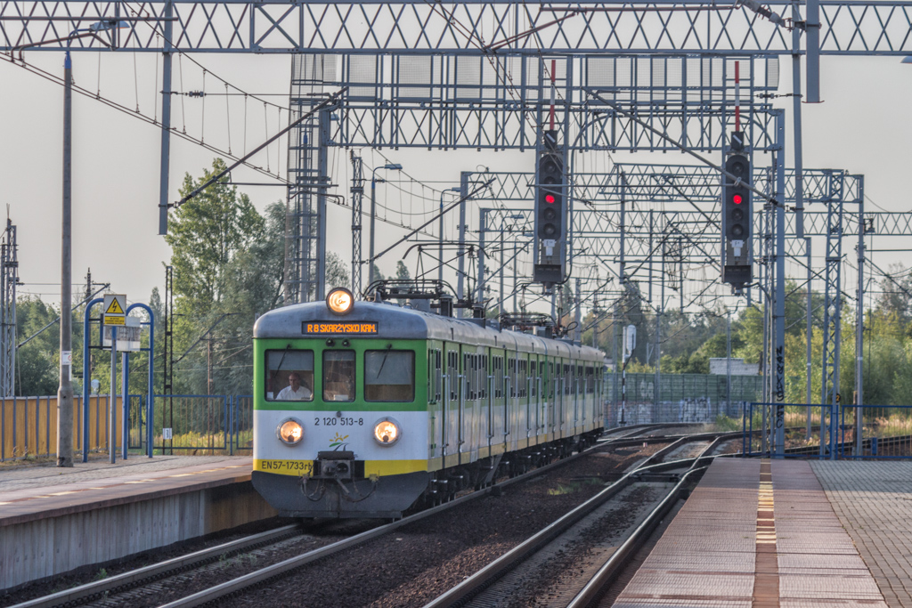 EN57-1733
Klasyczny kibel mknie aĹź do SkarĹźyska-Kamiennej, gdzie normalnie dojeĹźdĹźa siÄ z przesiadkÄ w Radomiu.
