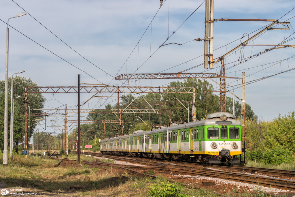 EN57-1397
Ciekawy skĹad. EN71 po modernie + klasyczny EN57.
