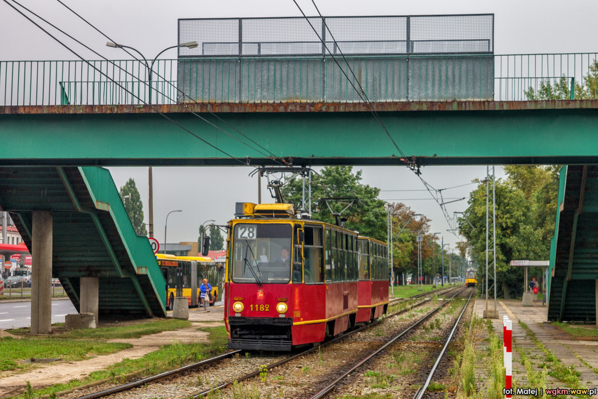 1182+1183
RobiÄc zdjÄcia przez 5 lat (mniej wiÄcej zaczÄĹem pod koniec 2013) ciÄĹźko sobie uĹwiadomiÄ, Ĺźe niektĂłre fotografie stajÄ siÄ bardzo szybko archiwalne. PrzykĹad: nie ma MAN-Ăłw z ITSu, nie ma tutaj wiat typu Ĺ, tego skĹadu, kĹadki, a trasa jest wyremontowana. No i 28 nie jeĹşdzi na ĹťeraĹ.
