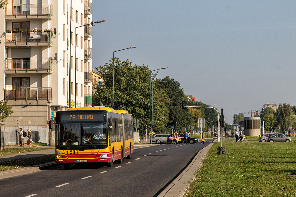 A233
W zwiÄzku z awariÄ pociÄgu zostaĹ wstrzymany ruch metra na odcinku "MĹociny - SĹodowiec", w zwiÄzku z czym ĹciÄgniÄto wozy z innych linii na liniÄ zastÄpczÄ kursujÄcÄ na trasie "Metro MĹociny - Metro Marymont". Do obsĹugi skierowano gĹĂłwnie Lion`sy z ITSu oraz ze Stalowej. UdaĹo mi siÄ sfotografowaÄ tylko i wyĹÄcznie ten wĂłz, poniewaĹź przez przypadek znalazĹem siÄ tutaj juĹź pod koniec kursowania tej linii - a kursowaĹa ona zaledwie godzinÄ.
Słowa kluczowe: ZaMetro ITSNG363