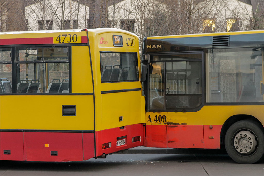 4730
Dzisiaj zawiniĹ. Kierowca chcÄc wjechaÄ na swĂłj peron zahaczyĹ tyĹem o #A409. W efekcie czego zbiĹ mu lusterko i porysowaĹ bok, w #4730 nie ma wiÄkszych obraĹźeĹ (odpadĹa jakaĹ uszczelka). Wozy dalej na trasÄ nie pojechaĹy.
Słowa kluczowe: awaria M121M