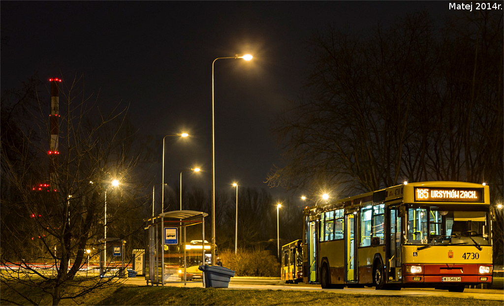 4730
ChodzÄ plotki, a nawet i sprawdzone informacje, Ĺźe 4730 i 4783 juĹź odeszĹy. DedykujÄ wiÄc to zdjÄcie na czeĹÄ najlepszego wozu ostatnich czasĂłw - rdzennego, stalowego gniota - 4730. MiaĹ on najlepszego ZFa ze wszystkich, widaÄ byĹo, Ĺźe ma niepowtarzalny charakter i duszÄ - obecne wozy tego nie majÄ, ale cĂłĹź. ByĹ "gorszy", bo nie miaĹ klimatyzacji, bo plastiki byĹy cholernie twarde, bo to Jelcz. Ale dla mnie byĹ wyjÄtkowym wozem.

Przypominam sobie chwile z gniotami w starej budzie, bo teraz zostaĹ juĹź tylko jeden - 4733, ale powinien teĹź niedĹugo zejĹÄ. PamiÄtam, jak byĹem maĹy, jak trafiĹ mi siÄ gniot na 152 - byĹ to wtedy szaĹ. PamiÄtam, jak kiedyĹ jechaĹem 113 na Groty gniotem redutowym, pamiÄtam jak siÄ denerwowaĹem, Ĺźe przyjeĹźdĹźajÄ na 100 zamiast piÄtrusa, pamiÄtam jak chciaĹem nimi wracaÄ do domu po szkole, czekajÄc po 20 minut, pamiÄtam jak ganiaĹem za nimi z aparatem. I mam nadziejÄ, Ĺźe bÄdÄ je pamiÄtaĹ nadal, szkoda, wielka szkoda. Plastik zastÄpuje charakter.

Przy okazji, setne zdjÄcie.
Słowa kluczowe: M121M