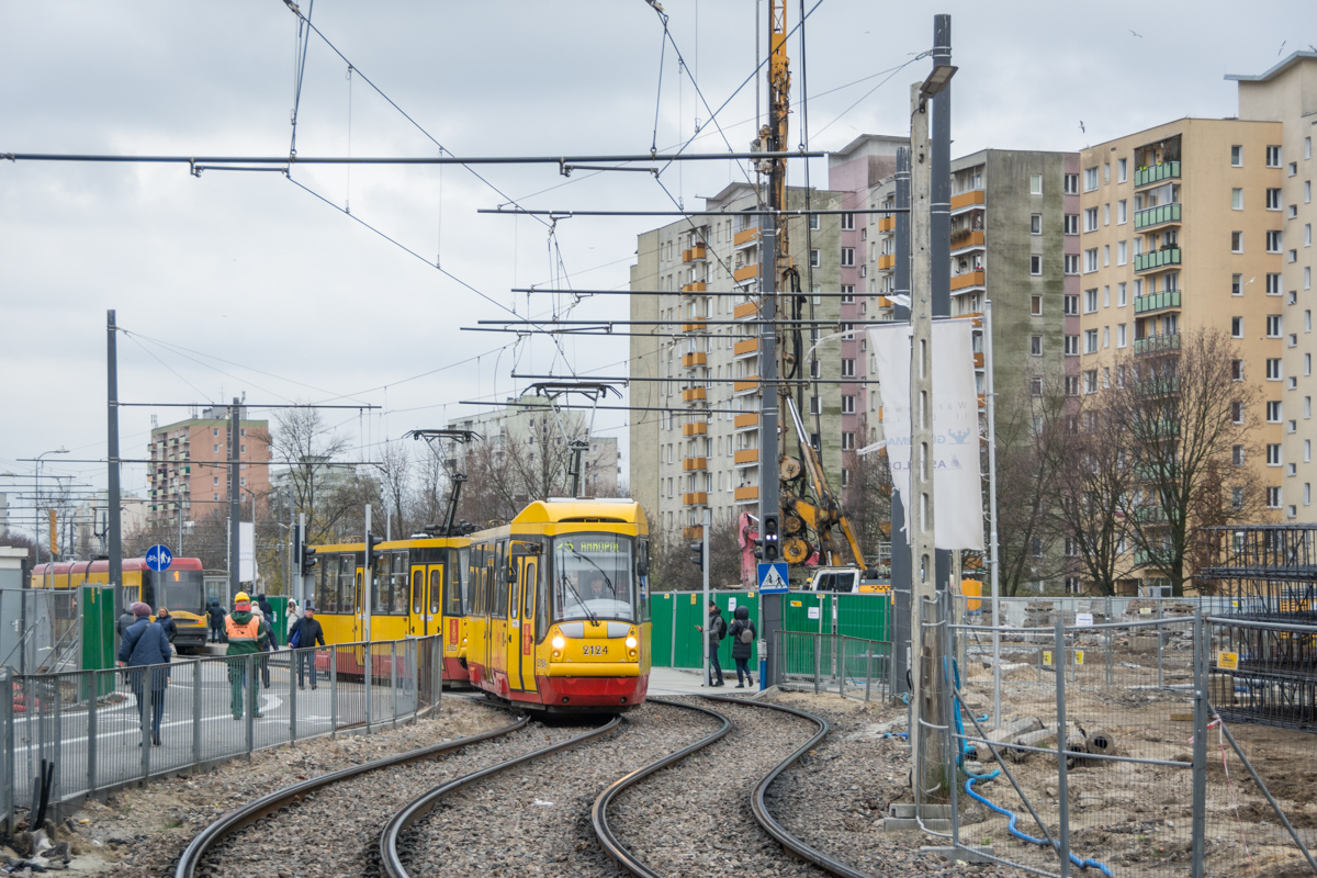 2124+2125
PrzenieĹmy siÄ na chwilÄ na BrĂłdno, gdzie trwa wĹaĹnie budowa koĹcowej stacji II linii metra. Tramwaje od poczÄtku wrzeĹnia poruszajÄ siÄ w tym rejonie torowiskiem tymczasowym.
Słowa kluczowe: Inwestycje