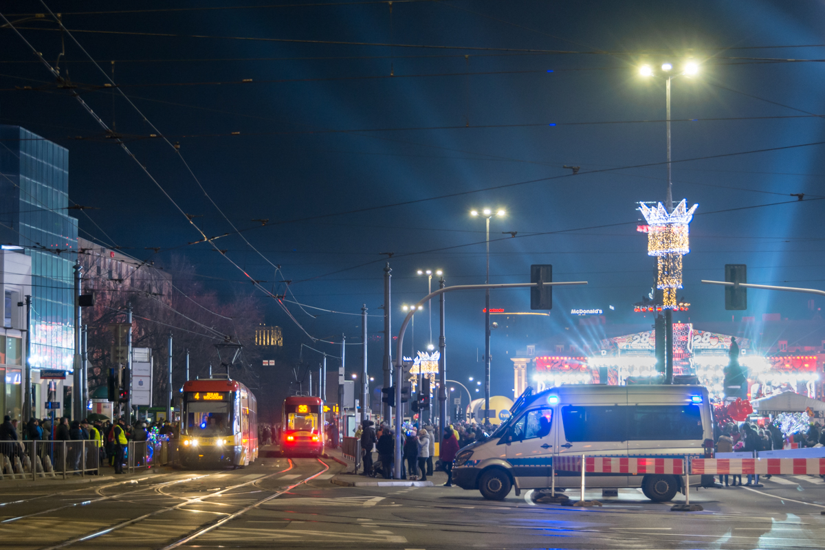 3249
Przy scenie 28. FinaĹu WOĹP.
Słowa kluczowe: Iluminacja WOĹP2020