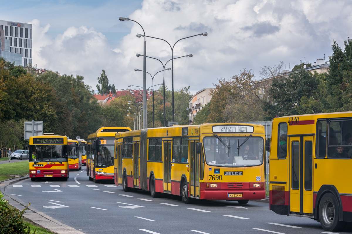 7690
Kolorowo siÄ zrobiĹo :)
Słowa kluczowe: M121M Parada PoĹźegnanieWarszawskichJelczy