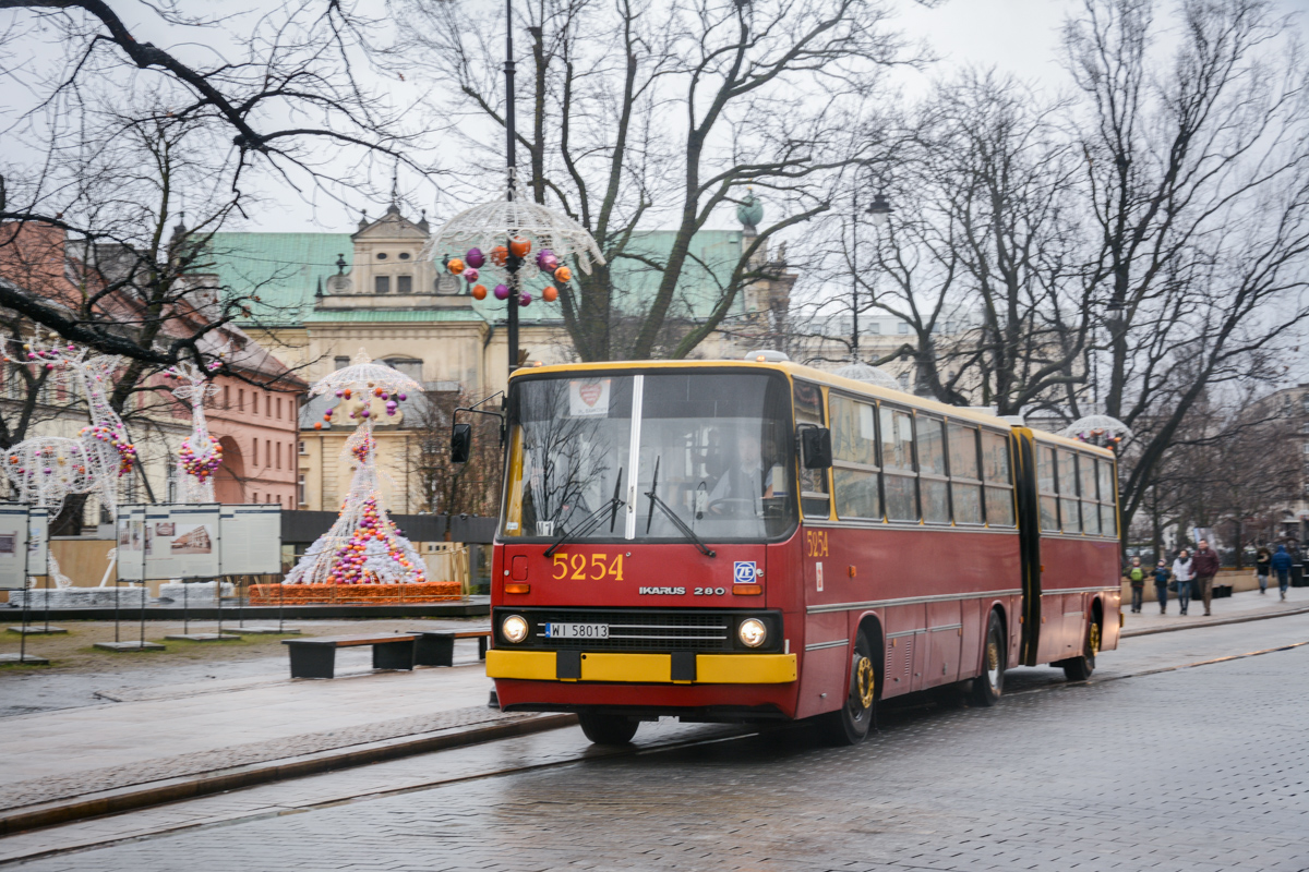5254
Wspomnienie FinaĹu WOĹP z 2014 roku. ObsĹugiwana zabytkowymi autobusami linia XXII ĹÄczyĹa wĂłwczas rejon Starego Miasta z pÄtlÄ przy CH Reduta. Podczas tegorocznego FinaĹu zabytki ponownie pojawiÄ siÄ na Trakcie KrĂłlewskim, a to za sprawÄ uruchomienia linii 28F, ktĂłra bÄdzie kursowaÄ miÄdzy ulicÄ KonwiktorskÄ a Ĺazienkami. [url=http://www.wgkm.waw.pl/portal/index.php/16-nadchodzace-wydarzenia/891-28-final-wielkiej-orkiestry-swiatecznej-pomocy]SzczegĂłĹy.[/url]
Słowa kluczowe: WOĹP2014 IK280