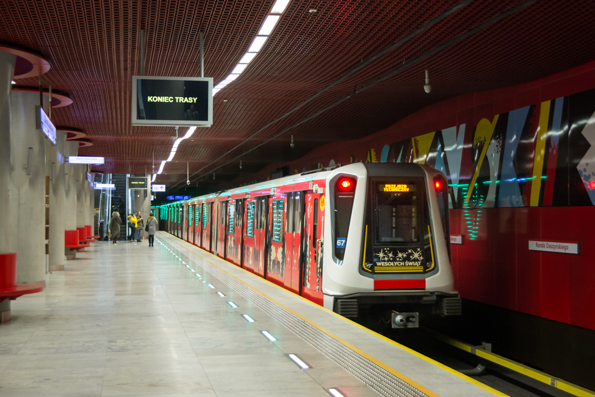 6027+5027+4027+4527+5527+6527
Podobnie jak przed rokiem, w mikoĹajki na tory wyjechaĹo ĹwiÄteczne udekorowane metro. PojeĹşdzi przez miesiÄc, do 6 stycznia.
Słowa kluczowe: ĹwiÄteczneMetro