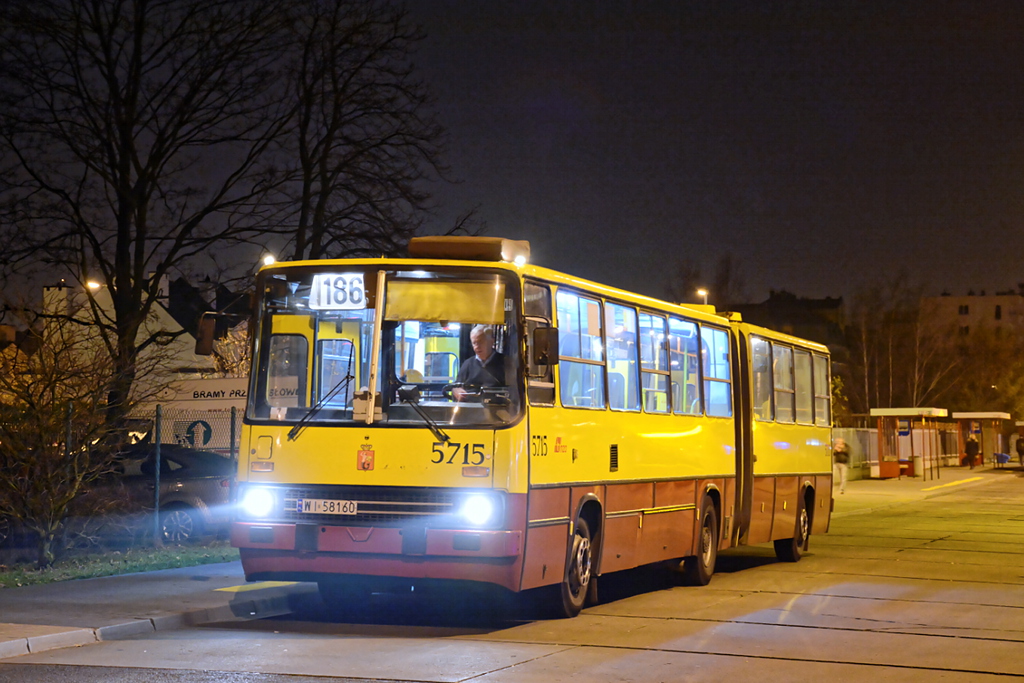 5715
Ikarus chwilÄ przed odjazdem na SzczÄĹliwice. Na 186 wysoka podĹoga utrzymaĹa siÄ aĹź do wycofania IkarusĂłw.

WspĂłĹczesna historia tej linii zaczyna siÄ niemal rĂłwno 14 lat temu - pod numerem 186 powstaĹa wtedy linia ĹÄczÄca Tarchomin z Metrem Wilanowska. Pierwsza wiÄksza zmiana trasy, poza licznymi drobniejszymi, miaĹa miejsce w 2009 roku, kiedy to liniÄ skierowano na pÄtlÄ SzczÄĹliwice. W 2012 roku wydĹuĹźono jÄ do pÄtli Nowodwory. Obecnie 186 zalicza jeden objazd (zwiÄzany z przebudowÄ Trasy AK). 
Słowa kluczowe: IK280