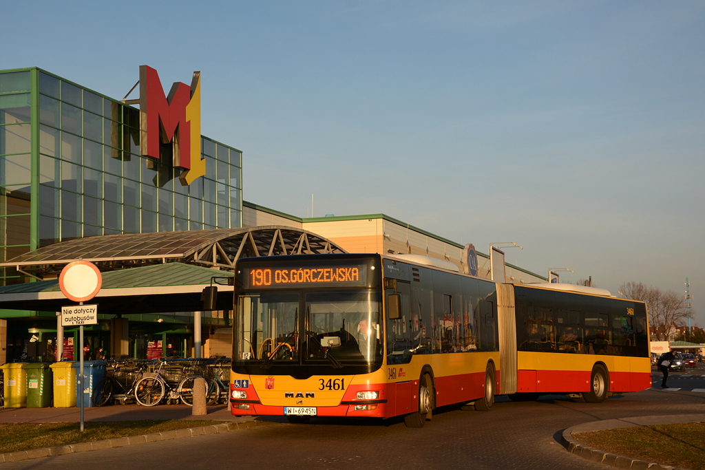 3461
Man oĹwietlony przez promienie zachodzÄcego sĹoĹca wykonuje kolejny pĂłĹkurs na 190.
