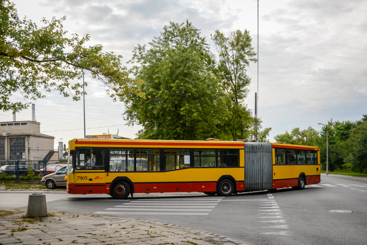 7905
Ostatnie metry przed bramÄ "Redutowej", na cztery miesiÄce przed zamkniÄciem zakĹadu.
Słowa kluczowe: M181