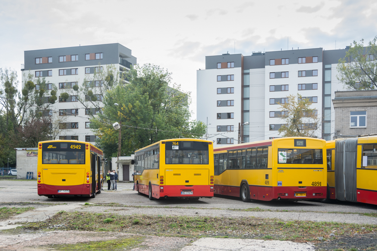 764
Trzy najmĹodsze Jelcze wyeksponowane wczoraj na "Redutowej".
Słowa kluczowe: PoĹźegnanieWarszawskichJelczy M121M M121I