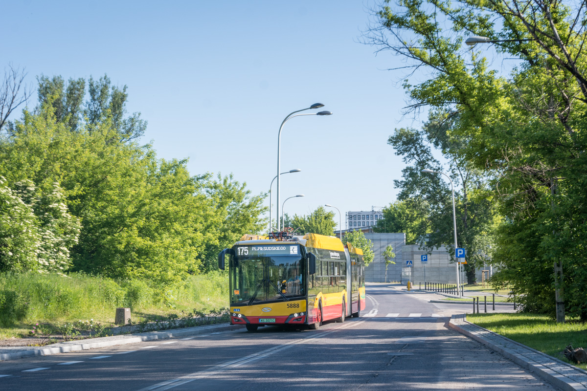 5888
Nietypowy widok linii 175 na praskim brzegu Wisły spowodowany odbywającymi się w centrum miasta protestami związkowców.
Słowa kluczowe: Objazd