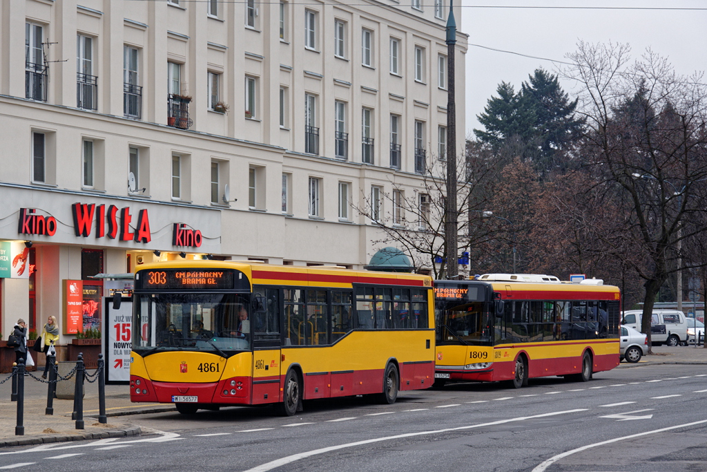 4861
Gniot oczekuje na odjazd przed Ĺźoliborskim kinem "WisĹa". Sama linia 303 od 2009 roku ĹÄczy plac Wilsona z bramÄ gĹĂłwnÄ Cmentarza PĂłĹnocnego.
Słowa kluczowe: M121M