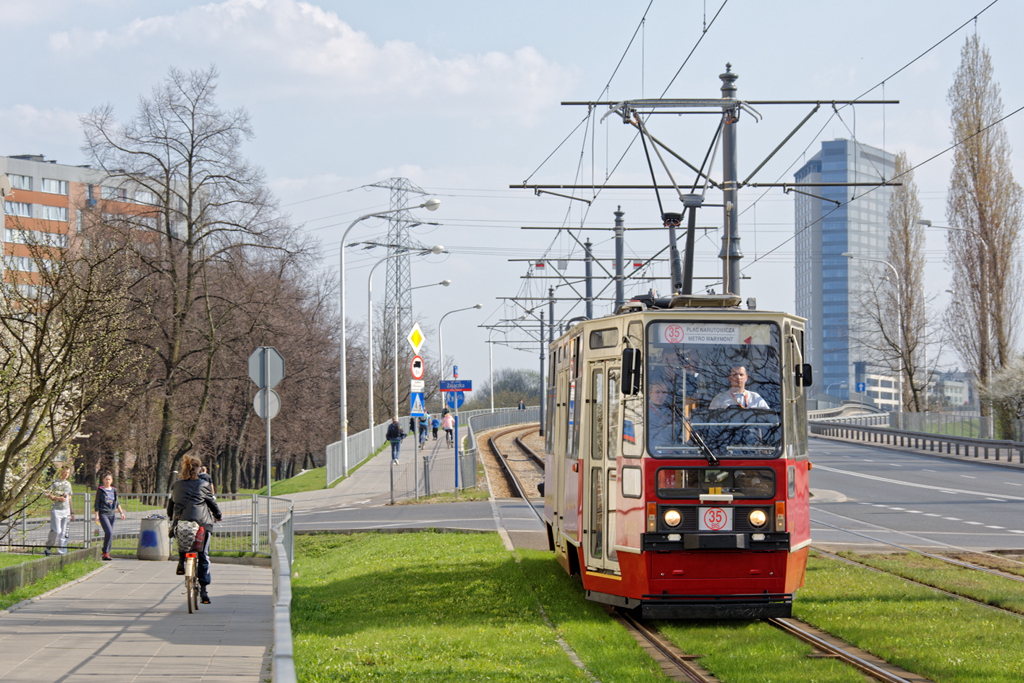 1001
Uruchomiona dziĹ linia 35Bis kursowaĹa z pÄtli Metro Marymont ulicÄ SĹowackiego do placu Wilsona, a nastÄpnie trasÄ linii 15 do Placu Narutowicza. SpotkaÄ moĹźna na niej byĹo wagony 407, 1000 oraz 1001.
Słowa kluczowe: 35lecieKMKM