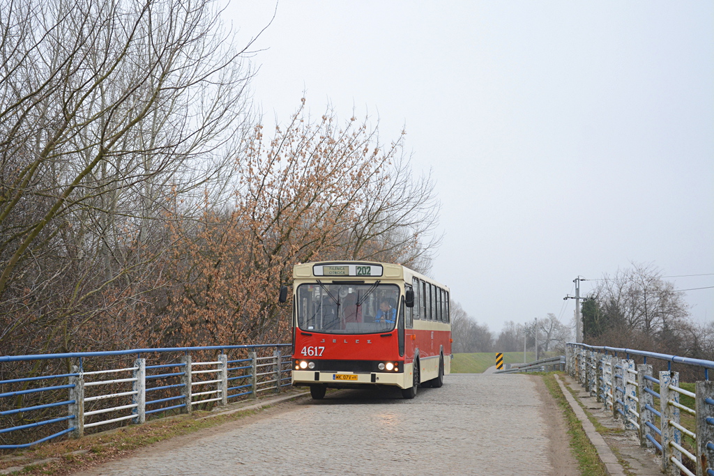 4617
Most nad rzekÄ JeziorkÄ, nieopodal poĹÄczenia wspomnianej rzeki z WisĹÄ.
Słowa kluczowe: PRpoWarszawie PR110M