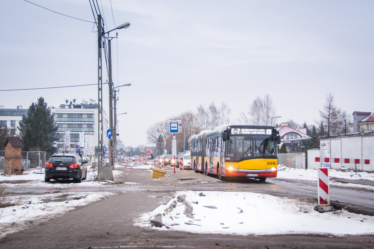 8446
Na placu budowy. Prace zwiÄzane z modernizacjÄ ulicy GĹÄbockiej rozpoczÄĹy siÄ w kwietniu ubiegĹego roku 
i pierwotnie miaĹy zakoĹczyÄ siÄ w lutym bieĹźÄcego â termin zakoĹczenia robĂłt zostaĹ jednak niedawno przesuniÄty na sierpieĹ.

Sam autobus jest natomiast jednym z trzech, obok 8454 i 8460, SolarisĂłw z zajezdni przy Stalowej z biaĹymi wyĹwietlaczami.
Słowa kluczowe: Objazd Zima Inwestycje