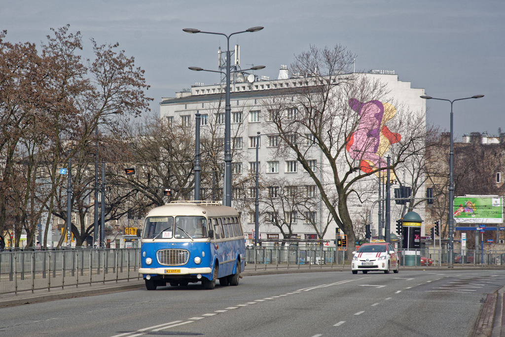 8058
Z okazji uruchomienia centralnego odcinka drugiej linii metra, wyjechaĹa dziĹ na ulice specjalna linia "M". ObsĹugiwaĹy jÄ dwa wozy - widoczny "OgĂłrek" i Ikarus #289. Linia kursowaĹa w godzinach 9:30-18 na trasie Rondo Waszyngtona - Metro Stadion - aleja Zieleniecka - Rondo Waszyngtona.
Słowa kluczowe: J043