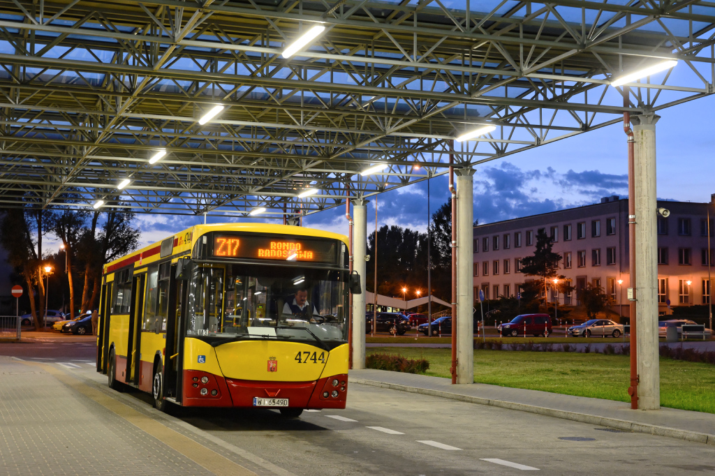 4744
Zmodernizowany gniot na linii Z17, ktĂłra od lutego do paĹşdziernika zastÄpowaĹa tramwaje linii 6, 17 i 37 na ulicach Marymonckiej, SĹowackiego i PopieĹuszki. Spowodowane to byĹo wyĹÄczaniem w godzinach wieczornych (z powodu prac przy modernizacji Alei Armii Krajowej) wiaduktu na ulicy SĹowackiego i koniecznoĹciÄ skierowanie tramwajĂłw na objazdy.
Słowa kluczowe: ZaTramwaj M121M