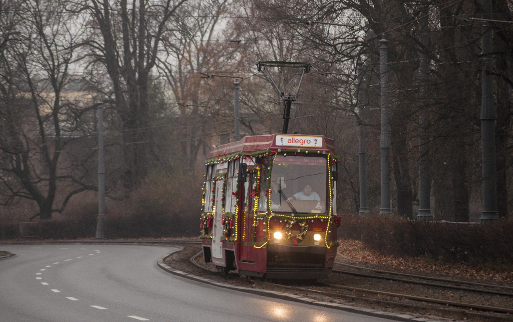 1006
Nie tylko zabytki dziĹ jeĹşdziĹy po mieĹcie.
