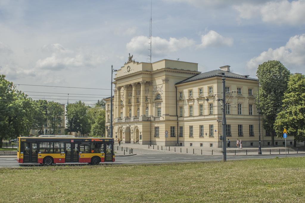 1043
KrĂłciak na 107. W tle Komenda StoĹeczna Policji.
Słowa kluczowe: Architektura