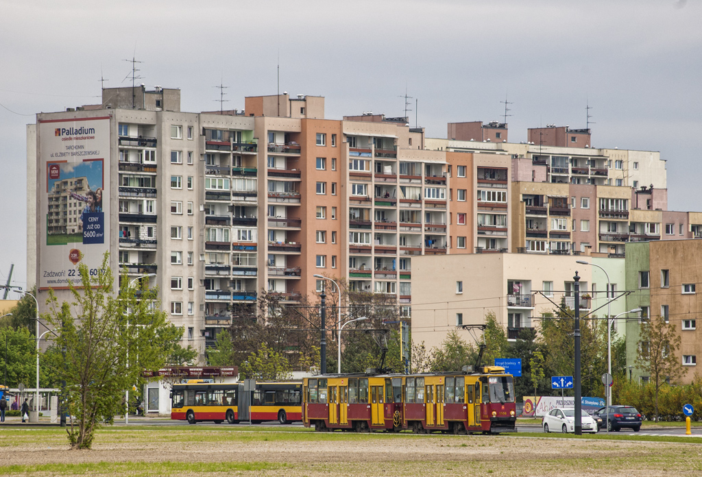 1108+1109
Od dzisiaj na Tarchominie moĹźna uĹwiadczyÄ liniowo wagony 105Na. WczeĹniej wysokie objawiaĹy sie tylko turystycznie lub technicznie.
Słowa kluczowe: Architektura