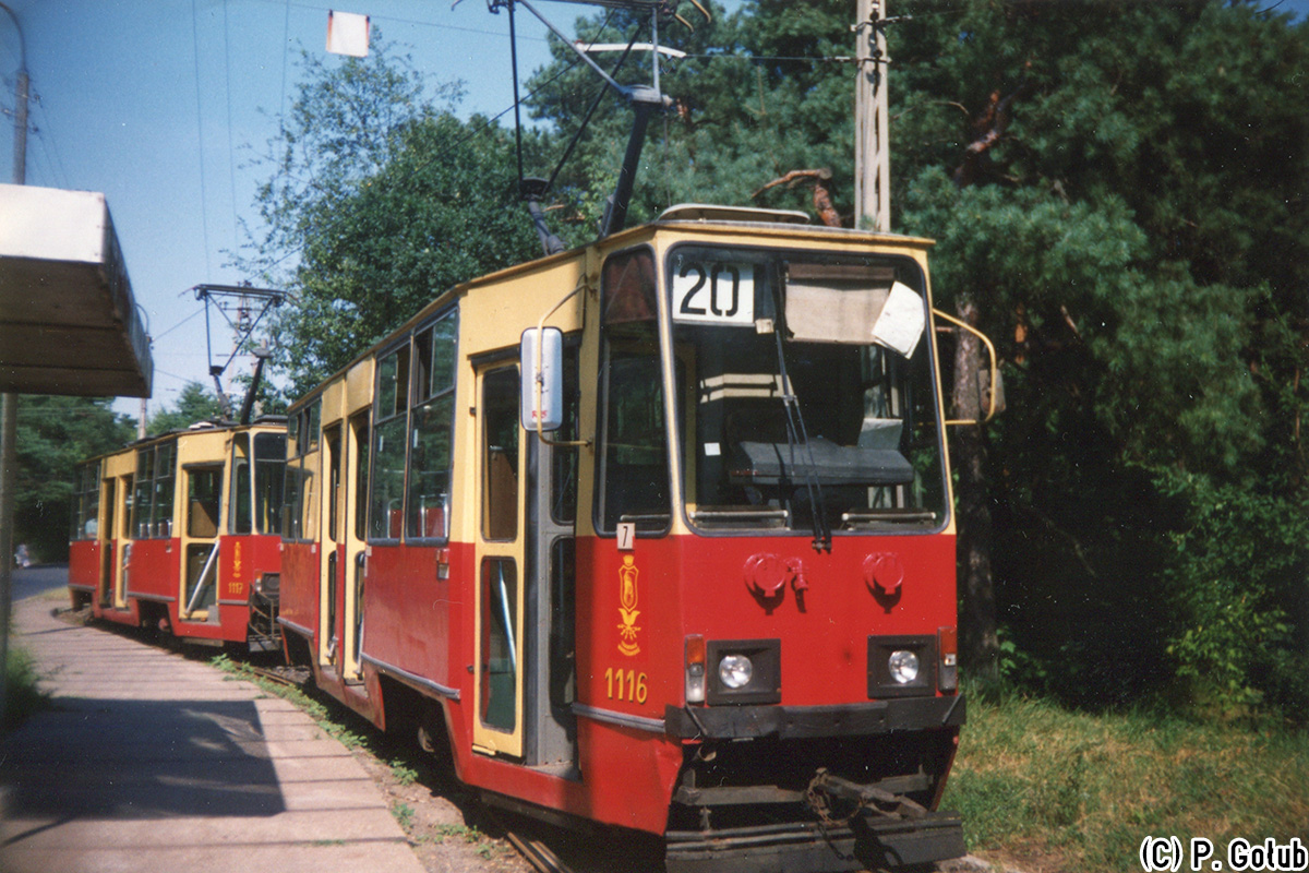 1116+1117
W 1984r. do Warszawy trafiĹy pierwsze fabrycznie nowe wagony typu 105Na - seria 1100-1119. Wagony te posiadaĹy juĹź typowe gniazda sterowania ukrotnionego, kabinÄ niepeĹnÄ oraz peĹne (bez szybek) klapy nad drzwiami, charakteryzowaĹy siÄ ponadto obecnoĹciÄ przeĹÄcznikĂłw czasowego zamykania drzwi oraz ukĹadem blokady jazdy po osiÄgniÄciu zadanej prÄdkoĹci (oba te "udogodnienia" zostaĹy zlikwidowane po kilku latach). Prawie wszystkie trafiĹy na zajezdniÄ R-1 Wola, jedynie ostatnia para (1118+1119) trafiĹa na R-2 Praga. Kolejna seria wagonĂłw (nr tab. 1120-1137) sprowadzona w 1985r. nie posiadaĹa juĹź ukĹadu blokady jazdy, natomiast fabrycznie zamontowane hamulce bezpieczeĹstwa na obudowie maszyn drzwiowych wszystkich drzwi (poprzednia seria 105Na nie posiadaĹa hamulcĂłw bezpieczeĹstwa) - wszystkie wagony z tej serii trafiĹy do R-1 Wola. 
Opis tramwar.pl
