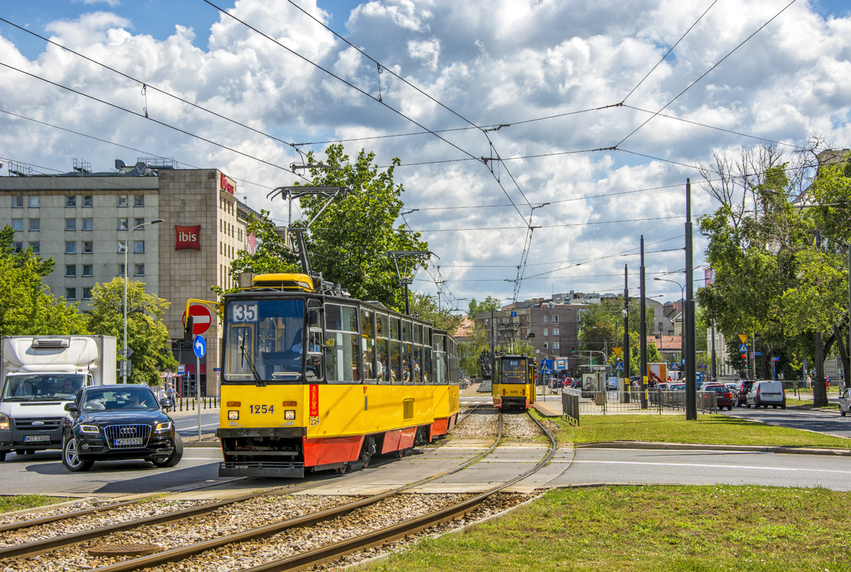 1254+1253
Kolejny wagon po remoncie.
