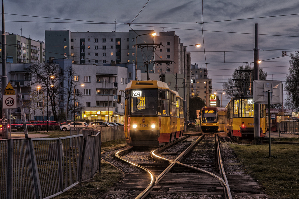 1304+1303
WieczorowÄ porÄ na Bemowie.
