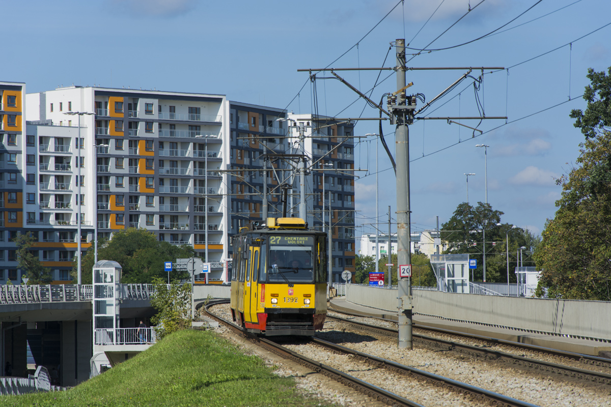 1392
Z powodu zamkniÄcia ronda StarzyĹskiego dla tramwajĂłw linia 27 zostaĹa skierowana na Metro MĹociny w zamian za 6, ktĂłra jest obecnie zawieszona. ObsĹugÄ zapewnia zajezdnia Wola brygadami na 105 oraz niskÄ podĹogÄ oraz Ĺťoliborz na dwie solĂłwki i Swinga w dni powszednie.
