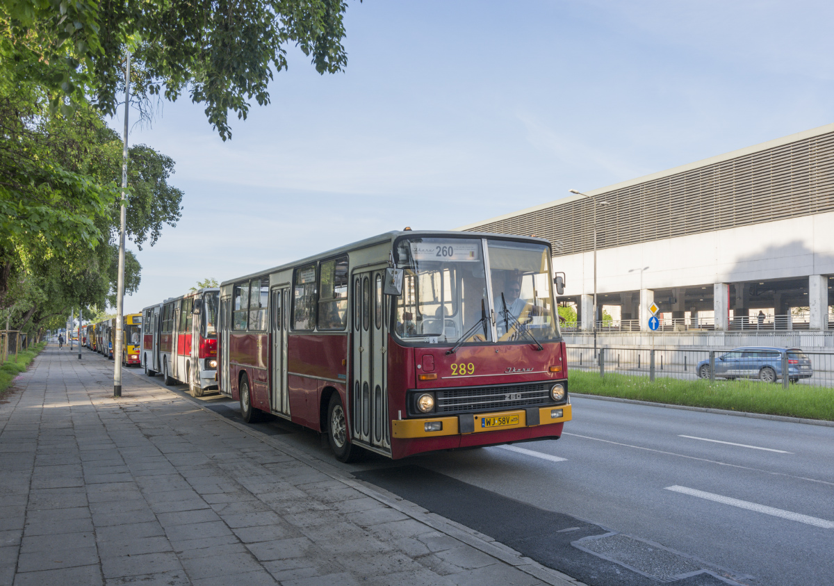 289
Oczekiwanie na poĹÄczenie obu parad.
Słowa kluczowe: NM2021 parada