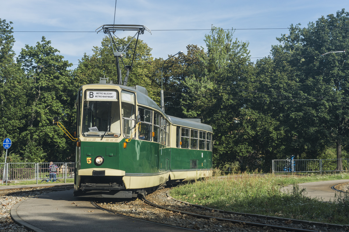 5
OprĂłcz dwĂłch Jelczy na linii R kursowaĹa linia B po trasie MĹociny - Marymont obsĹugiwana 102.
