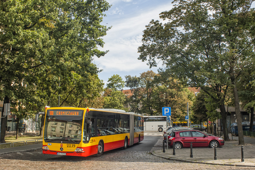 2239
Na jednym z ciekawszych objazdĂłw spowodowanych obchodami rocznicy Powstania.
Słowa kluczowe: objazd PW2015